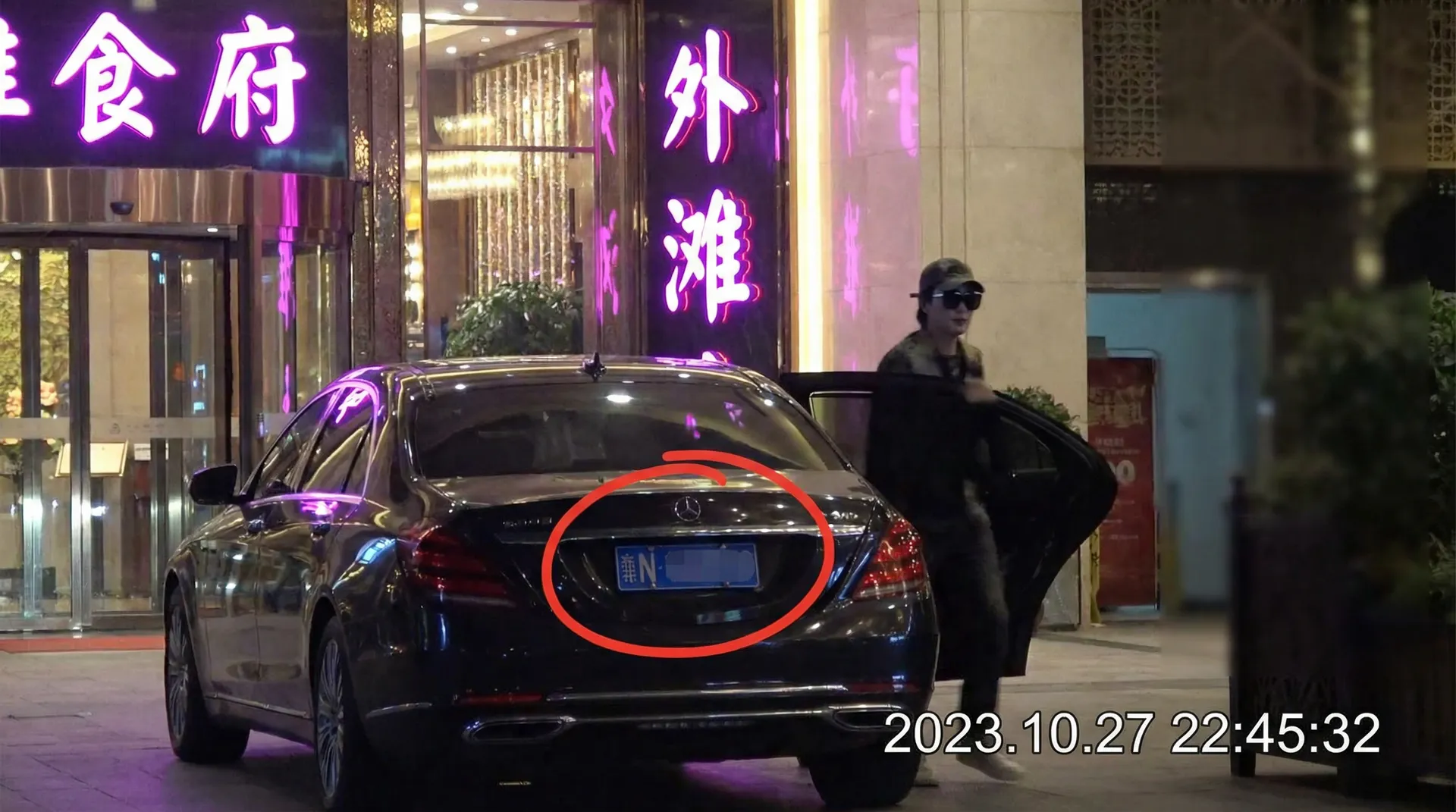万利网址 - 豪车餐厅外偷拍
